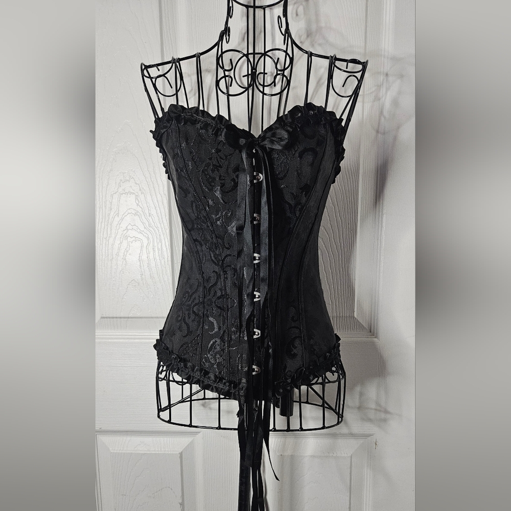 Ruffled Black Ribbed Corset